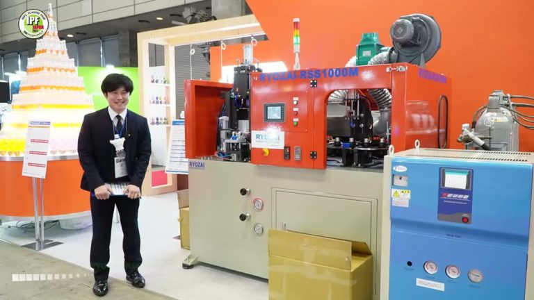 [IPF JAPAN 2023] Biaxiale Streckblasmaschine „RYOZAI-RSS1000M“ - Materialentwicklung Co., Ltd.